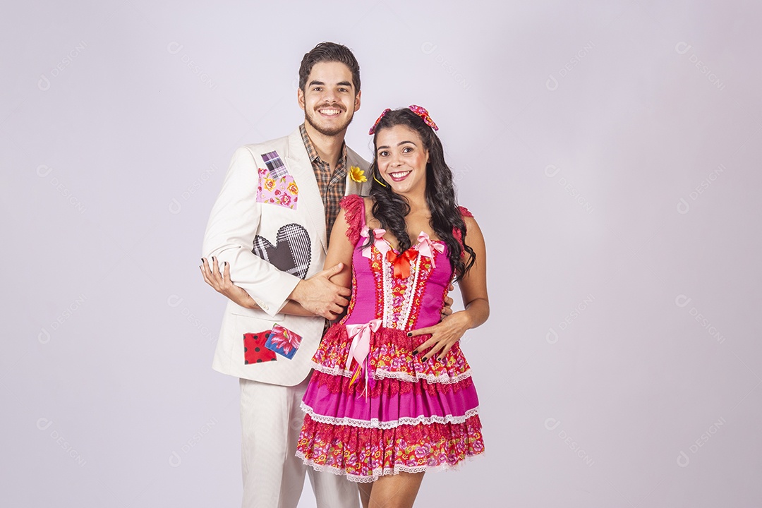 Casal a caráter para festa de São João abraçados