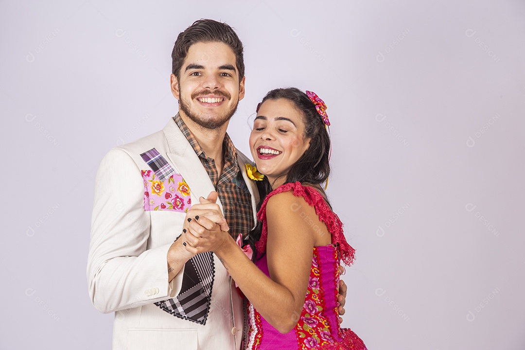 Casal a caráter para festa de São João com mãos dadas