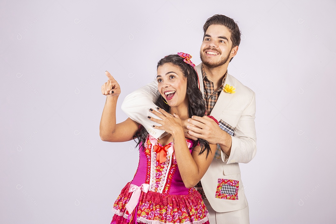 Casal a caráter para festa de São João abraçados