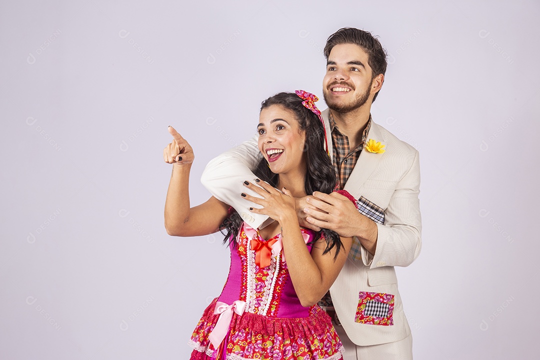 Casal a caráter para festa de São João abraçados