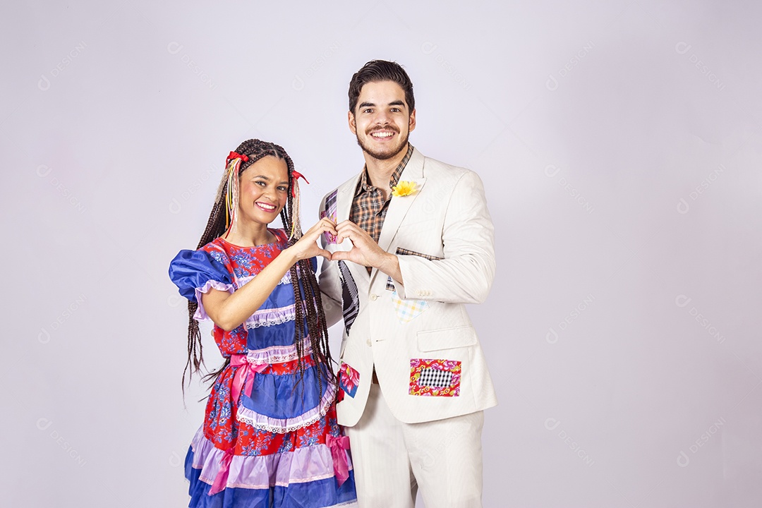 Casal a caráter para festa de São João com mãos dadas