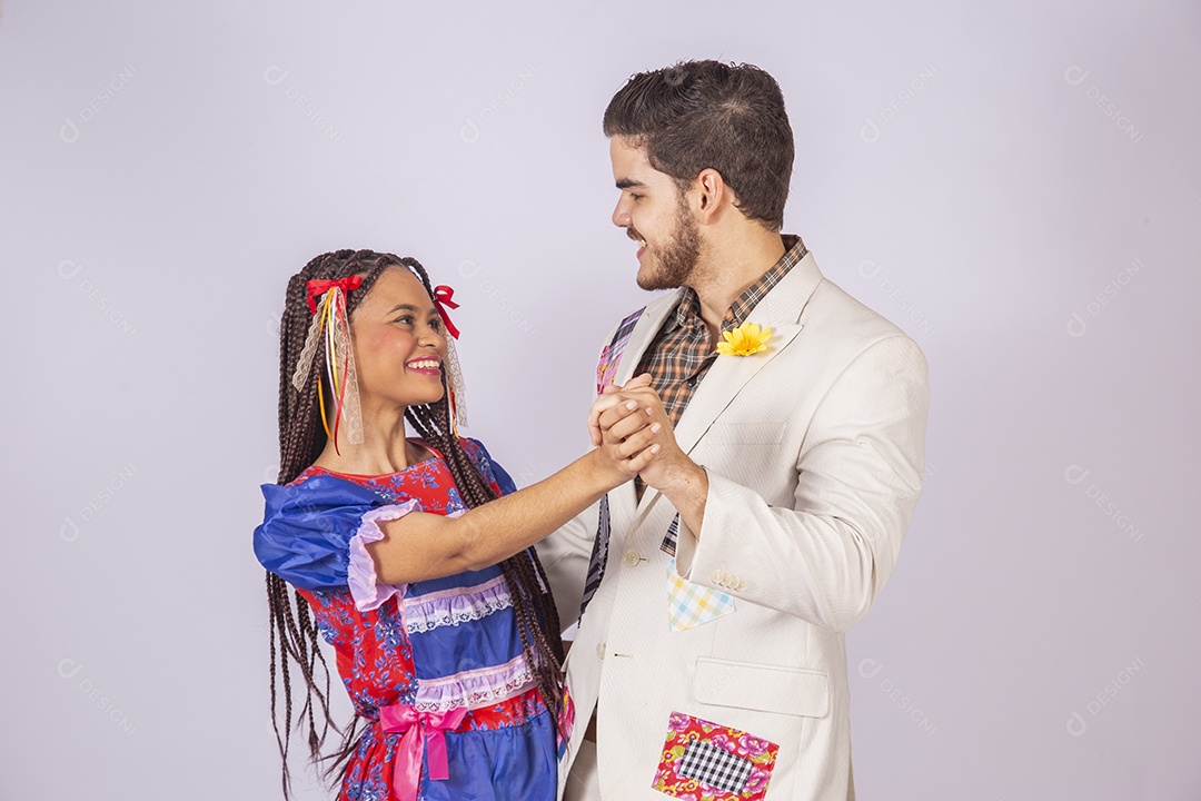 Casal a caráter para festa de São João com mãos dadas