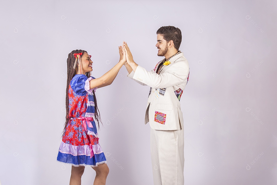Casal a caráter para festa de São João com mãos dadas