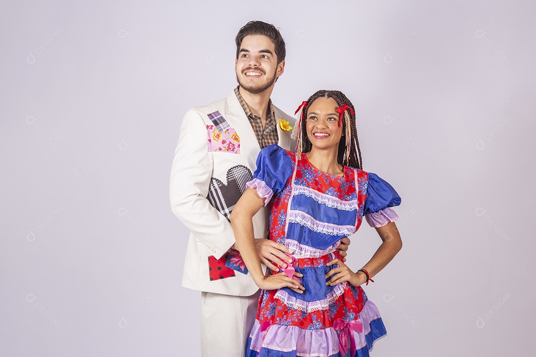 Casal trajado para festa junina