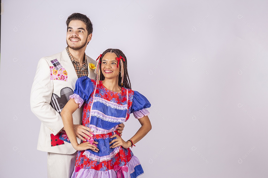 Casal trajado para festa junina