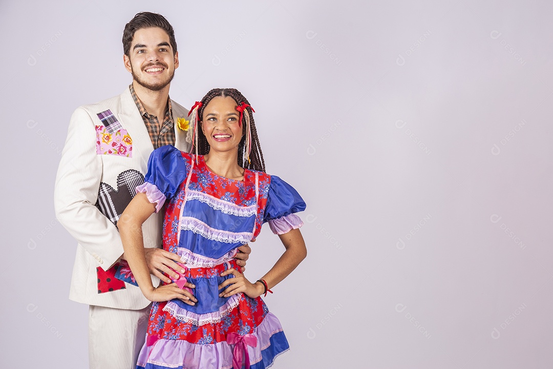 Casal trajado para festa junina