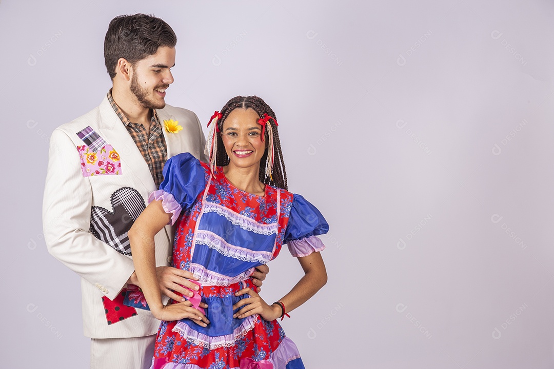 Casal trajado para festa junina