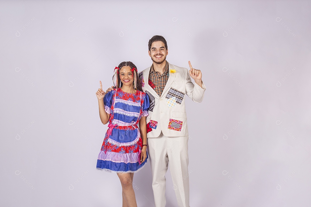 Casal de quadrilheiros prontos para festa junina