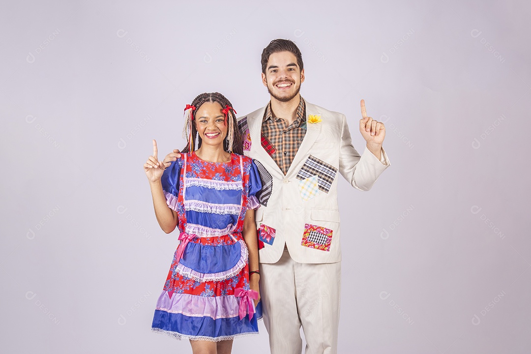 Casal de quadrilheiros prontos para festa junina