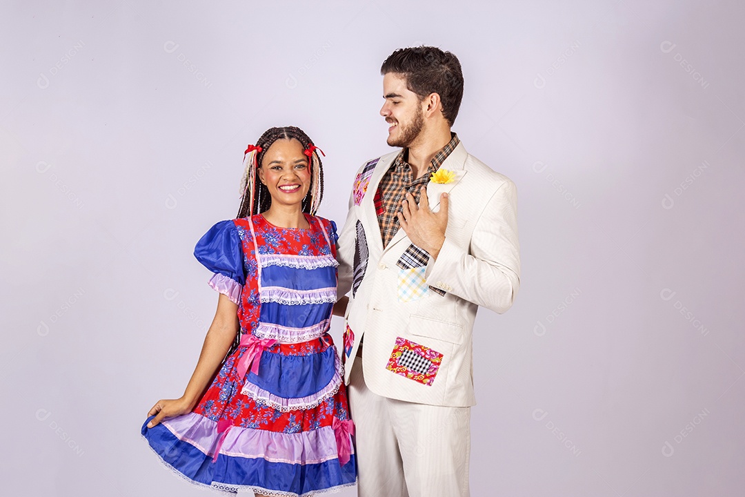 Casal de quadrilheiros juninos feliz para festa de São João