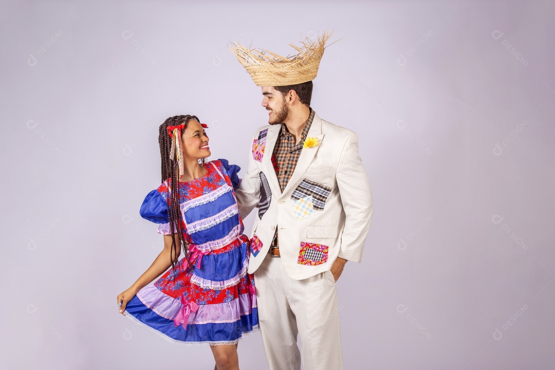 Casal de quadrilheiros juninos abraçados e sorrindo