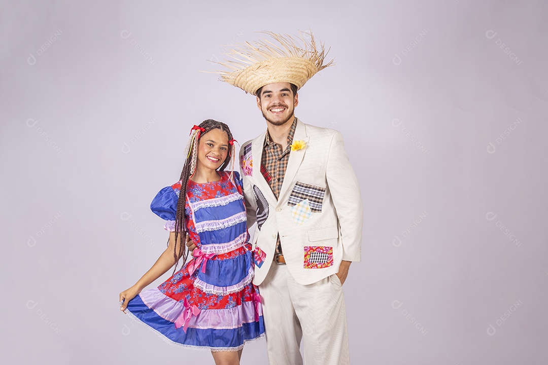 Casal de quadrilheiros juninos abraçados e sorrindo