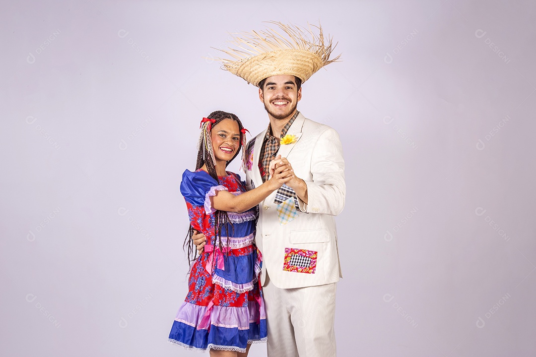 Casal de quadrilheiros juninos de mãos dadas