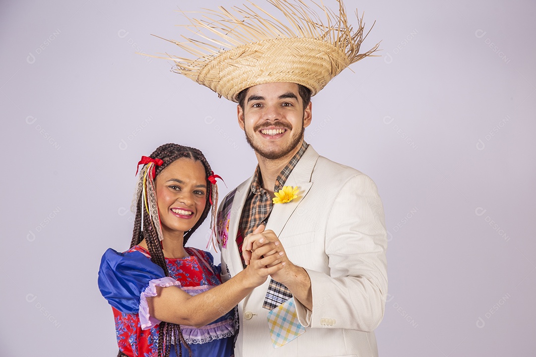 Casal de quadrilheiros juninos de mãos dadas