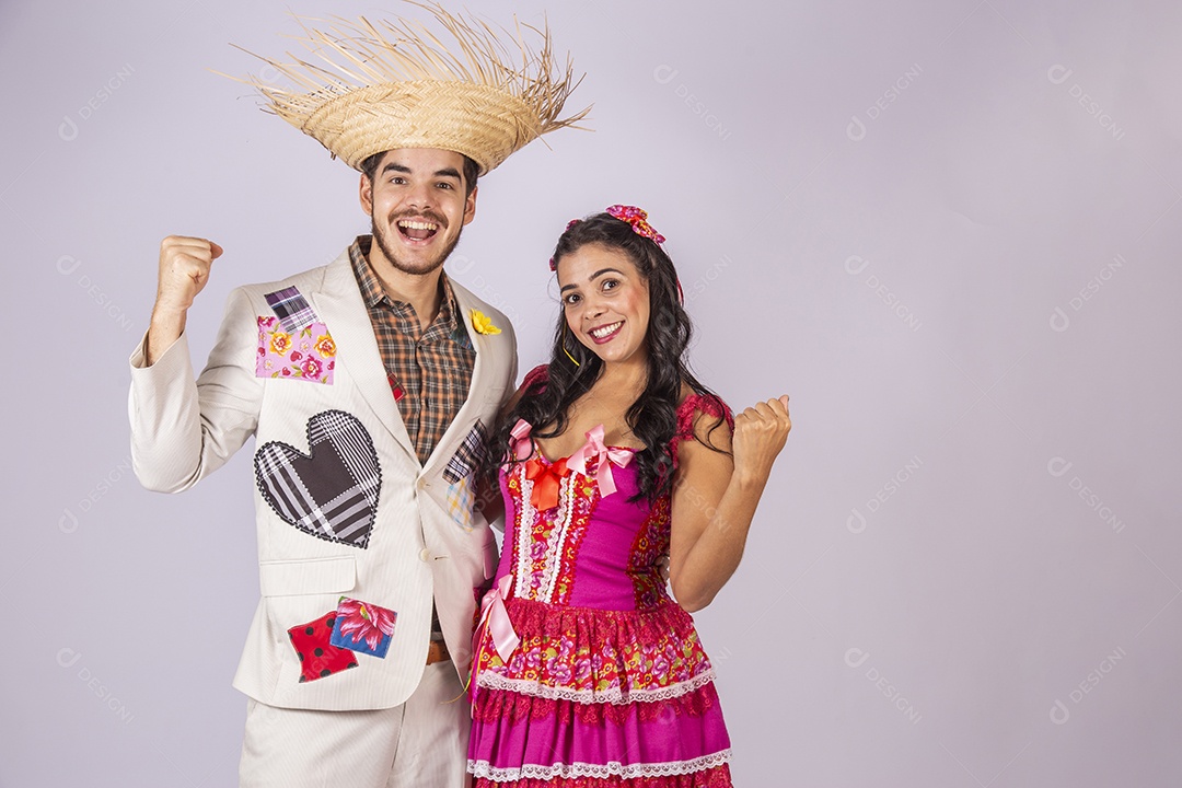 Casal de quadrilheiros trajados para festa junina