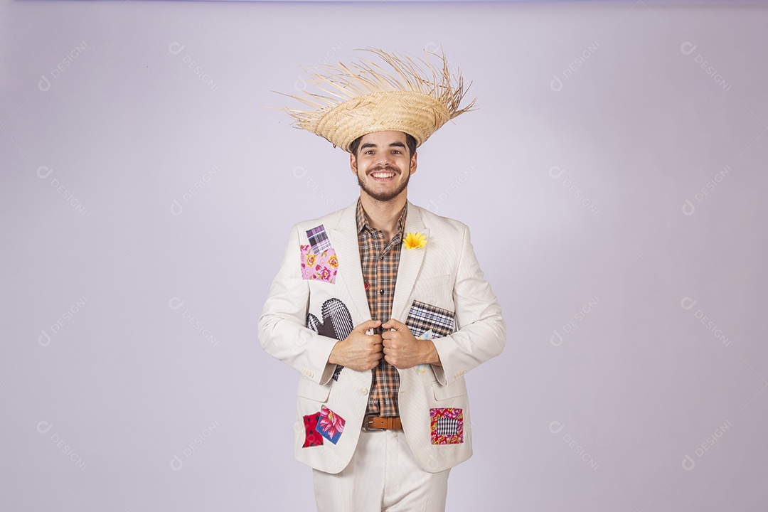 Jovem rapaz sorridente vestido a caráter para festa junina