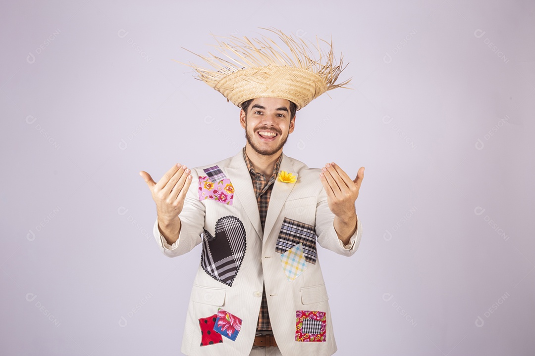 Jovem rapaz trajado para festa junina sorrindo com gesto chamando