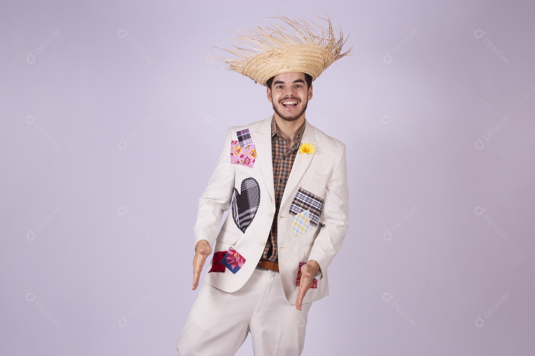 Jovem rapaz vestido a caráter para festa junina