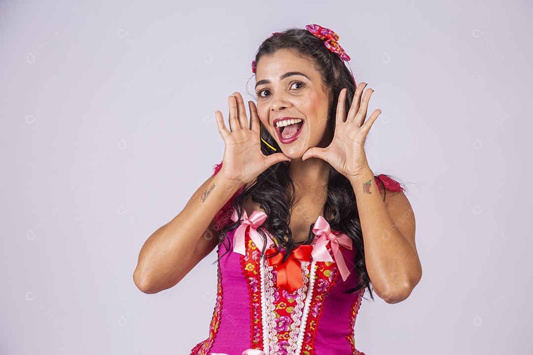 Mulher trajada para quadrilha junina gritando