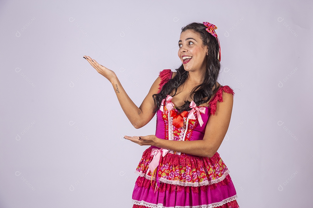 Mulher trajada para quadrilha junina sorrindo