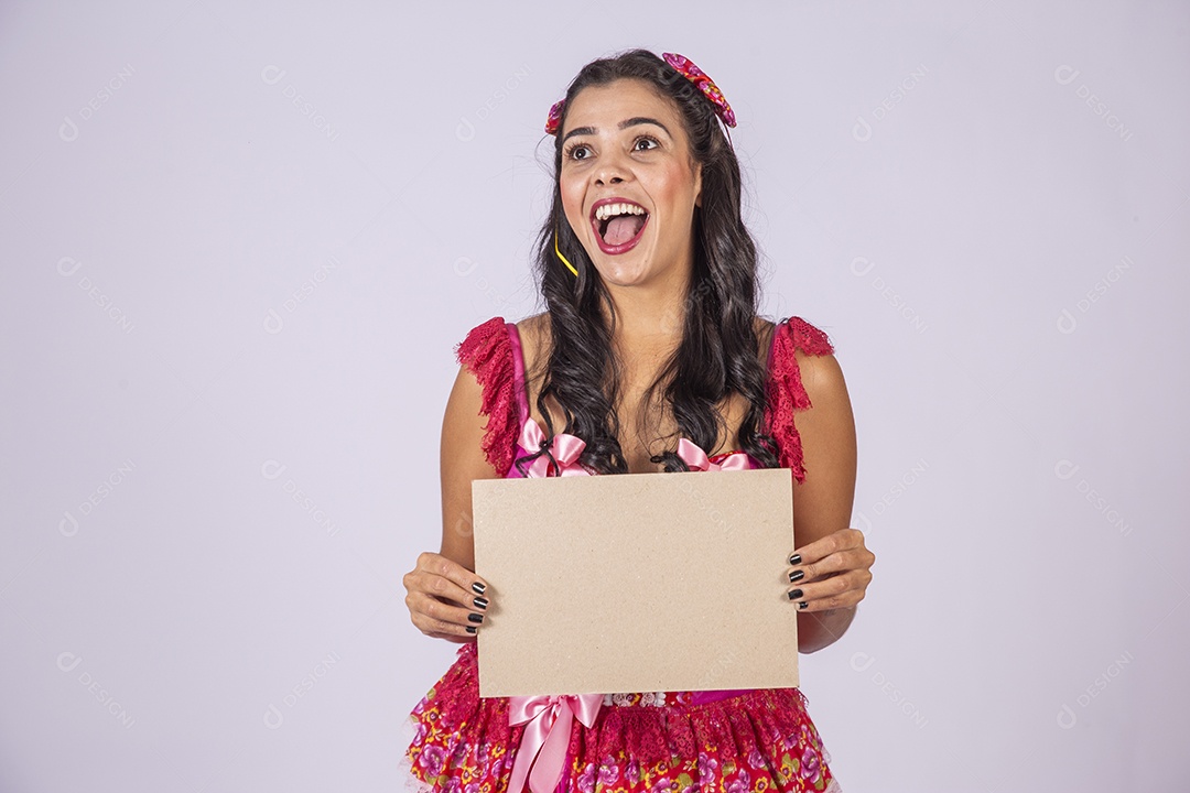 Mulher trajada para quadrilha junina gritando com plaquinha