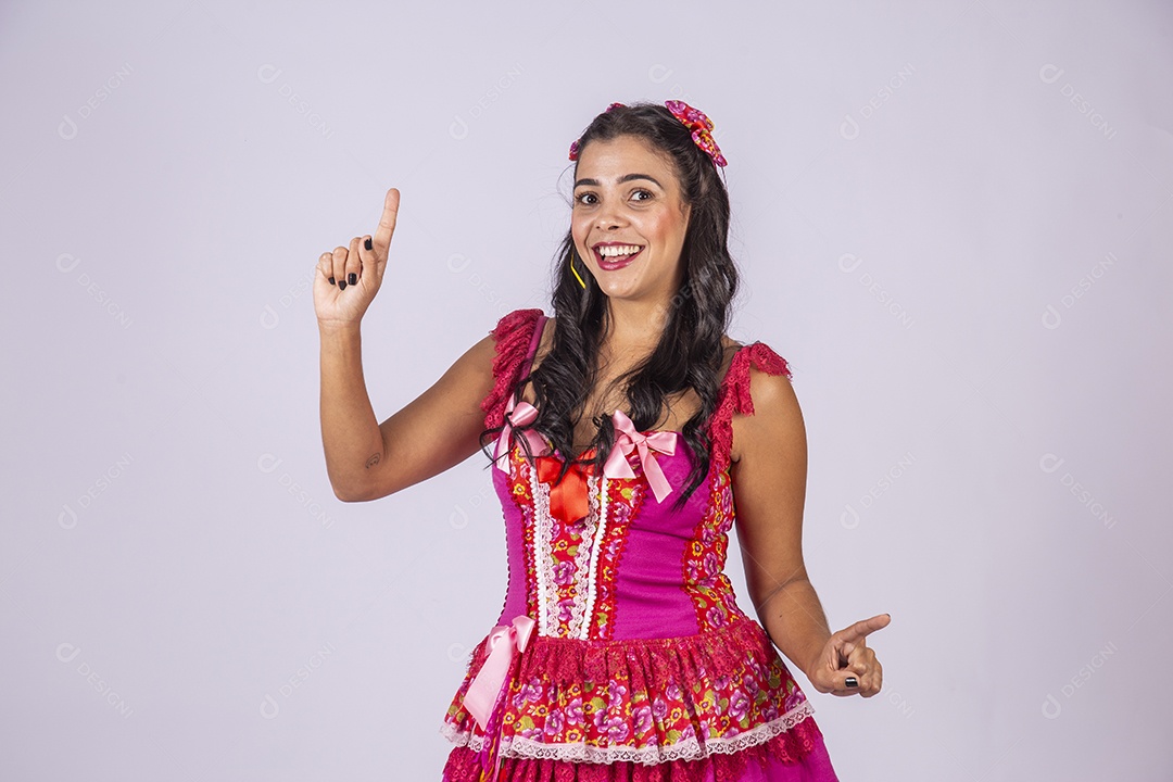 Mulher trajada para quadrilha junina sorrindo simulando dança