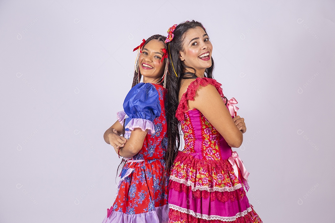 Duas jovem bonitas trajadas para festa junina