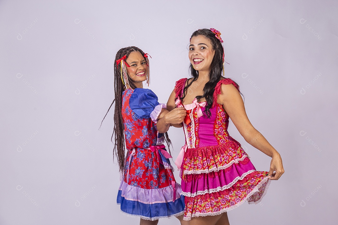 Duas jovem trajadas para festa junina