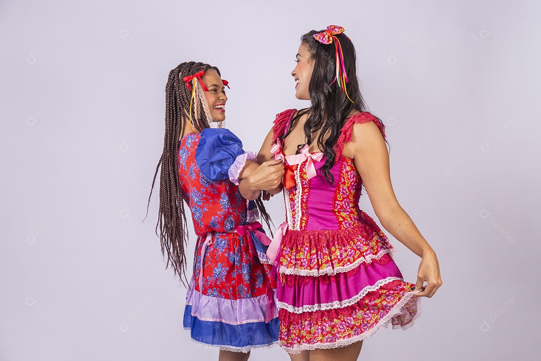 Duas jovem vestidas para festa junina