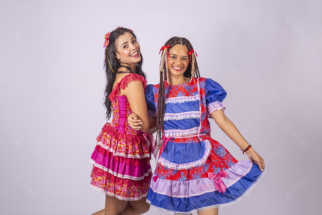 Duas jovem trajadas para festa junina