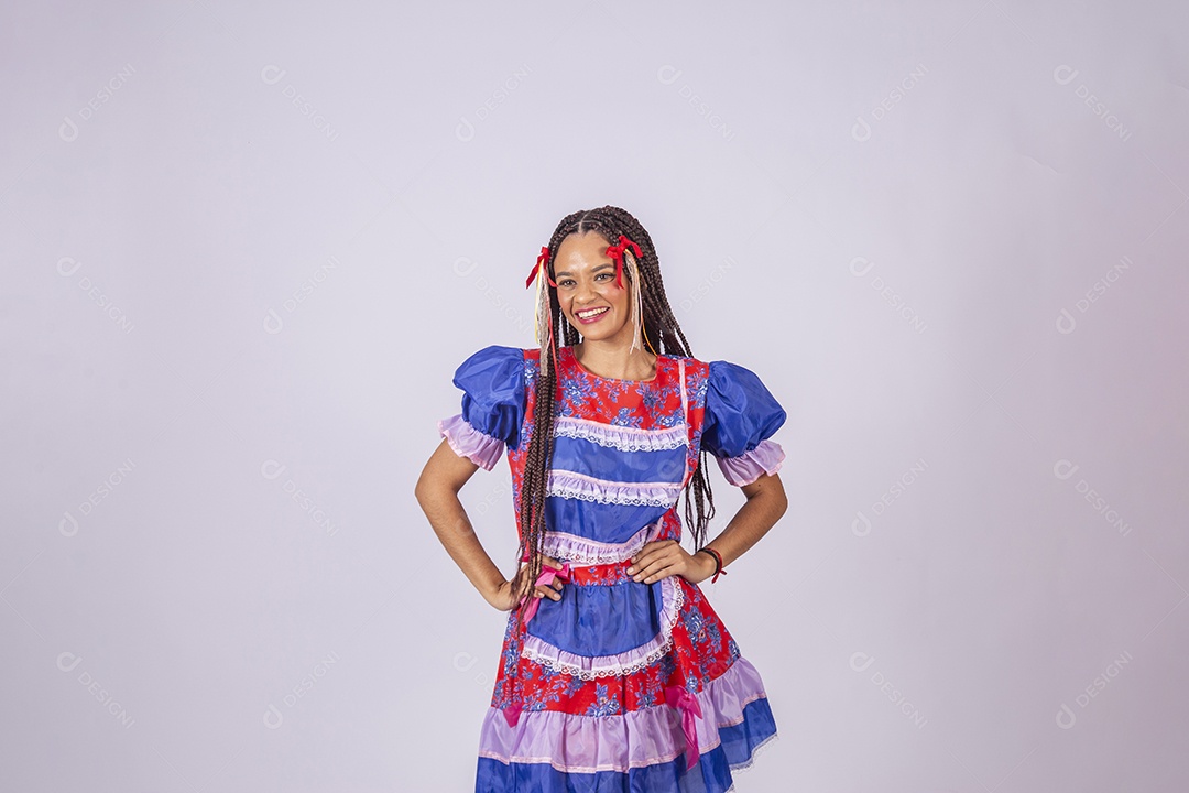 Mulher trajada para quadrilha junina com mãos para cima e sorrindo