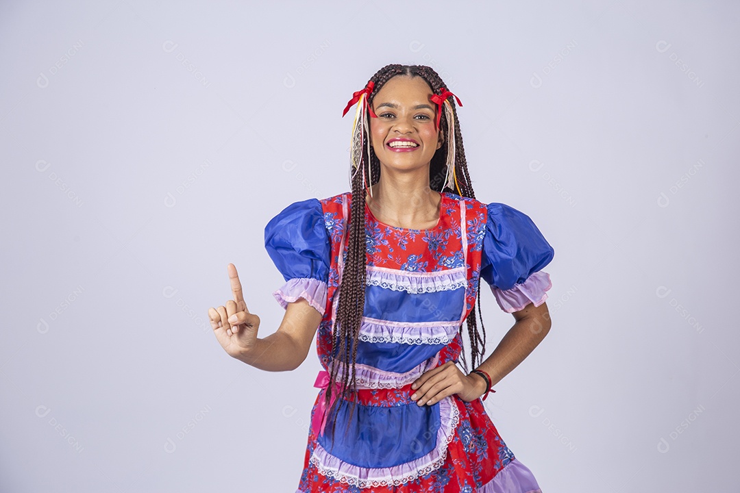 Mulher trajada para quadrilha junina apontando para o lado