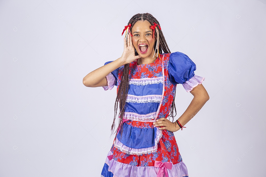 Mulher trajada para quadrilha junina gritando