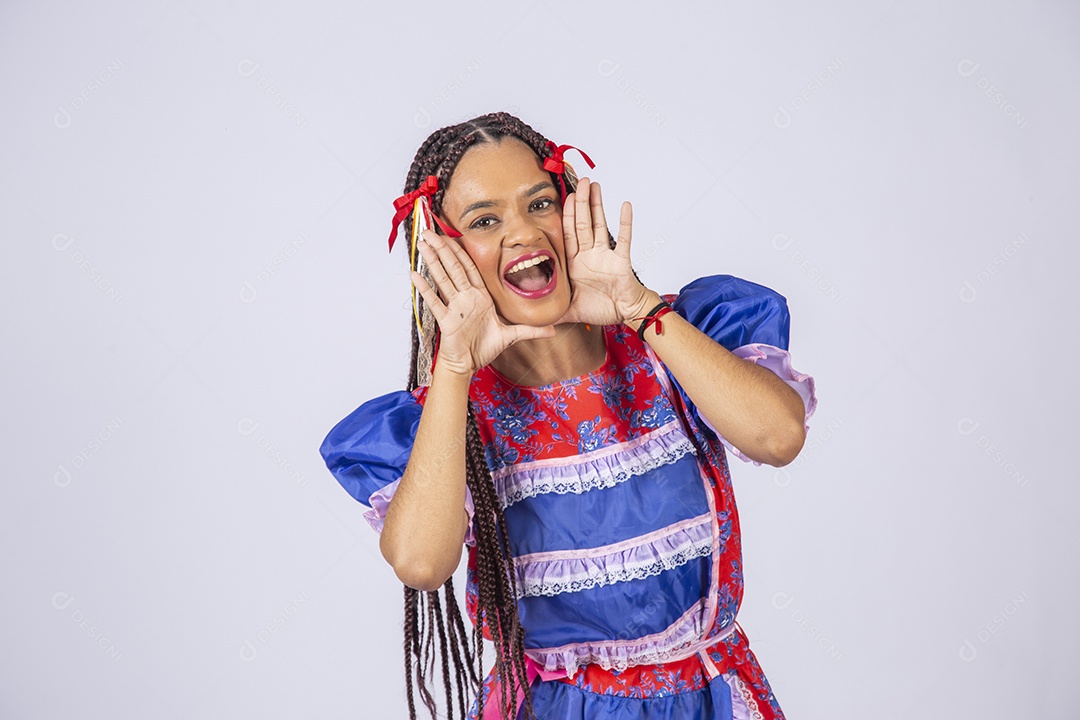Mulher trajada para quadrilha junina gritando