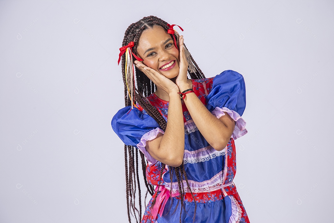 Mulher trajada para quadrilha junina sorrindo