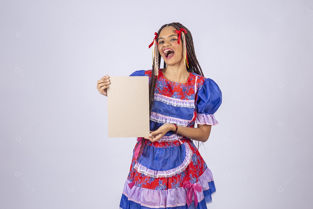 Mulher trajada para quadrilha junina com plaquinha na mão