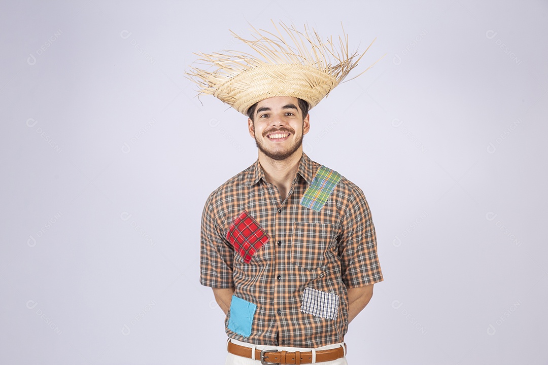 Jovem quadrilheiro animado para dança junina sorrindo