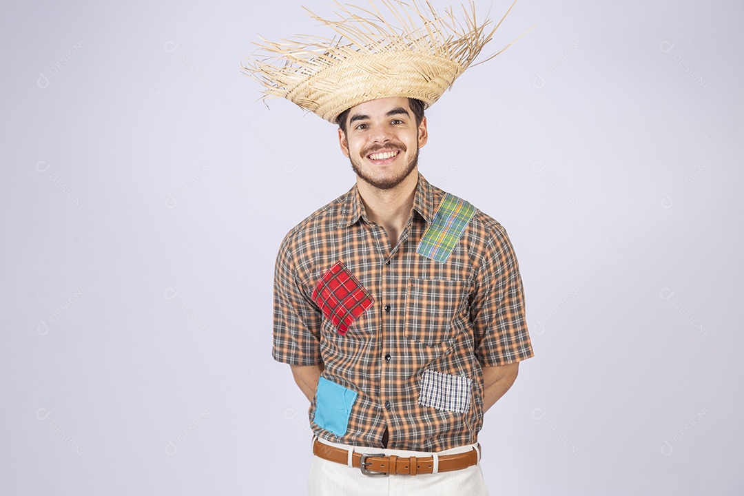 Jovem quadrilheiro animado para festa junina com chapéu sorrindo