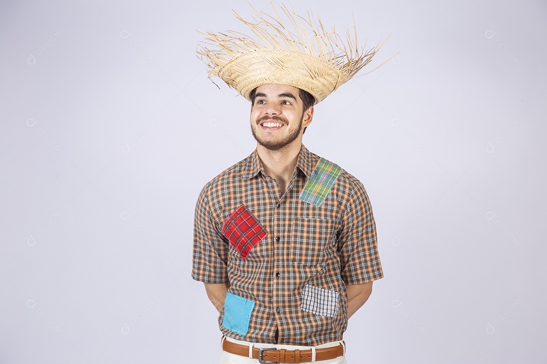 Jovem quadrilheiro animado para festa junina com chapéu sorrindo