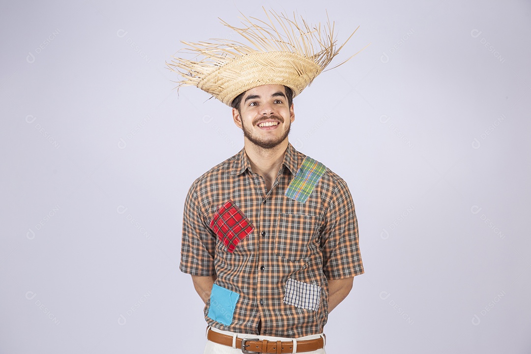 Jovem quadrilheiro animado para festa junina com chapéu