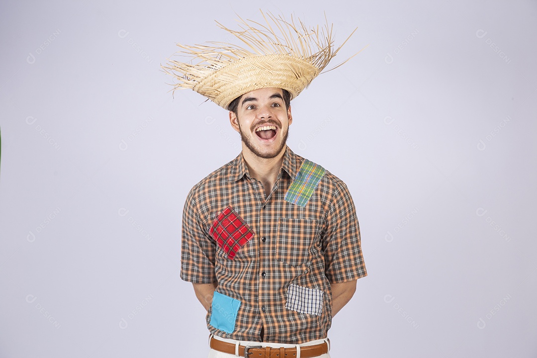 Jovem quadrilheiro animado para festa junina com chapéu