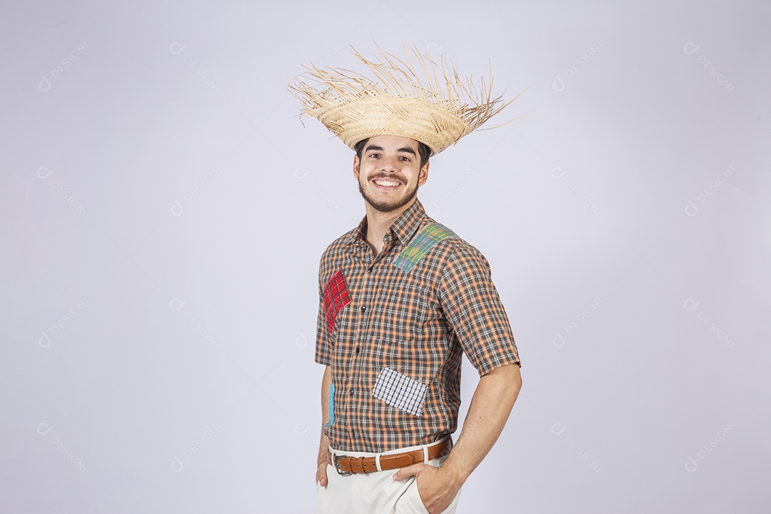 Jovem quadrilheiro animado para festa junina com chapéu