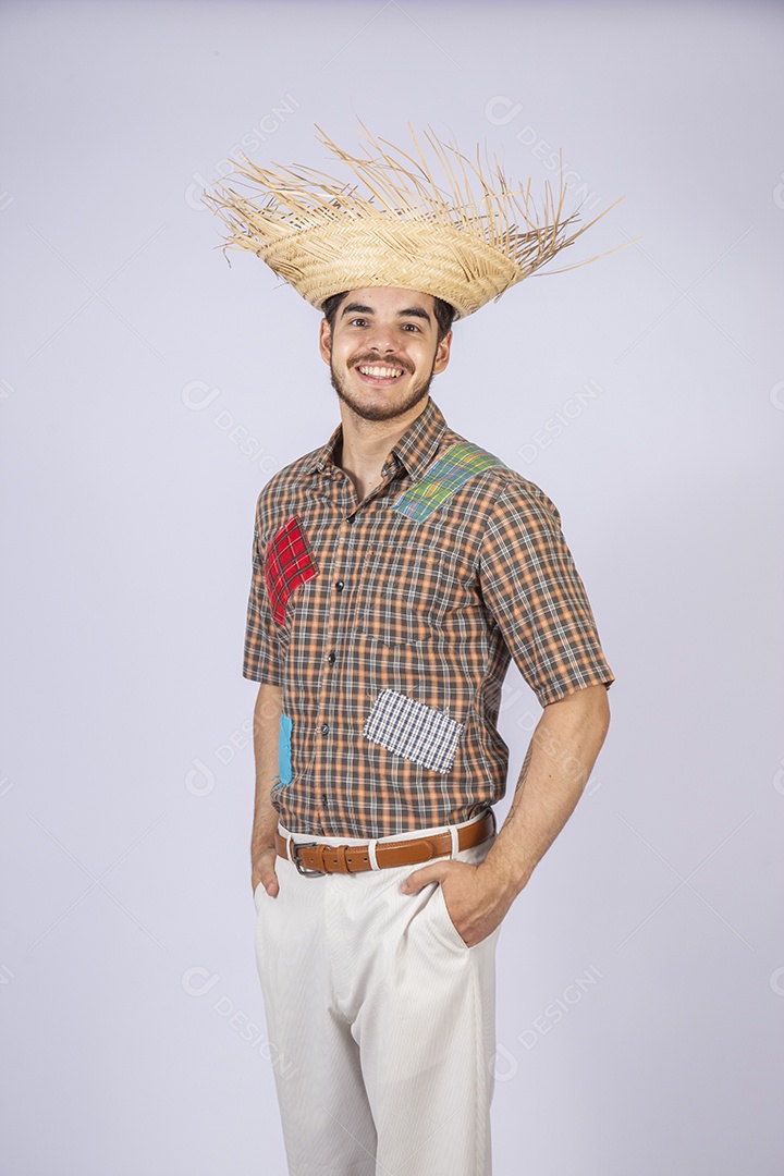 Jovem quadrilheiro animado para festa junina com chapéu