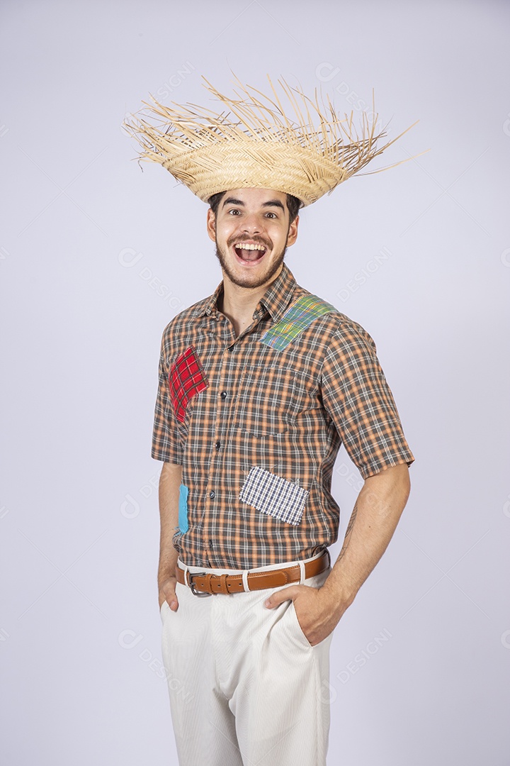 Jovem quadrilheiro animado para festa junina com chapéu