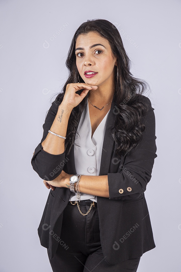 Mulher estilosa de blazer e pose de mão no queixo