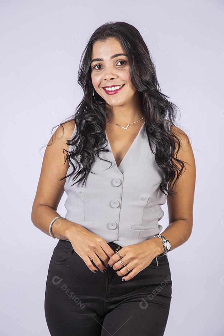 Mulher estilosa sentada na cadeira