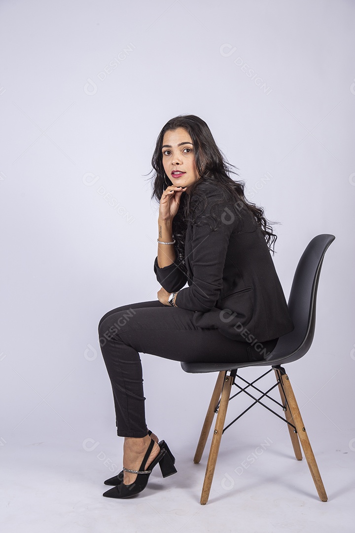 Mulher estilosa de blazer sentada na cadeira