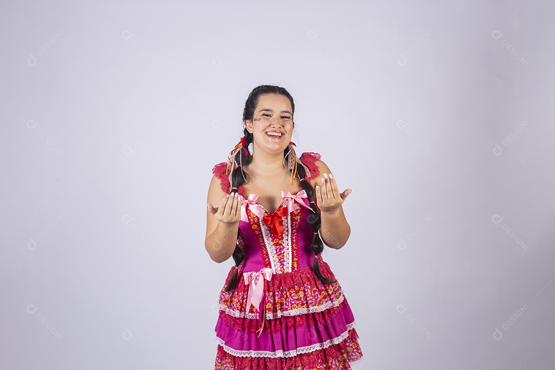 Mulher vestida de trajes junino com mãos chamando