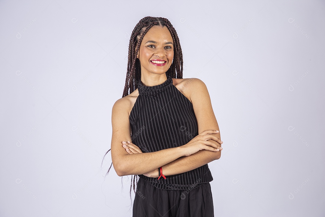 Jovem mulher morena sorrindo de braços cruzados