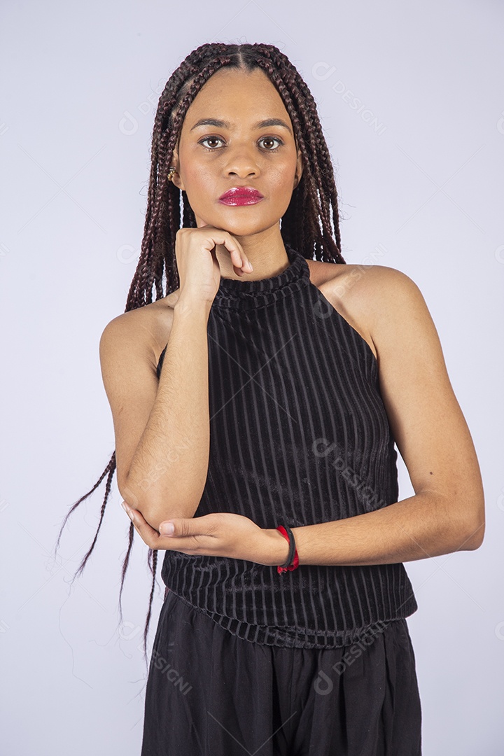 Mulher morena linda vestida de preto